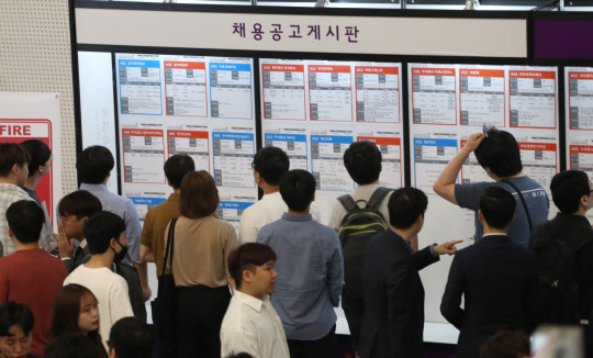 31일 오전 서울 동대문디자인플라자에서 열린 '2018 SK 동반성장 협력사 채용박람회'에서 참석자들이 구직 게시판을 보고 있다. 연합뉴스